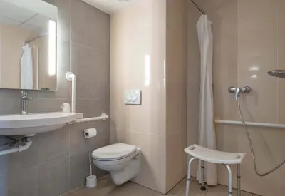 Salle de bains dans l'établissement B&B HOTEL Niort Marais Poitevin Est