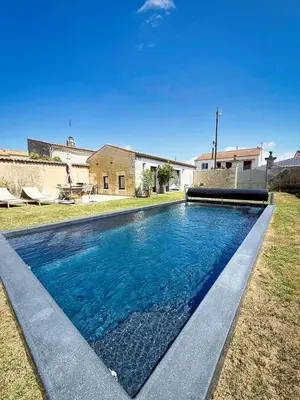 Piscine de l'établissement Petit Albert, confortable, proche de La Rochelle ou située à proximité