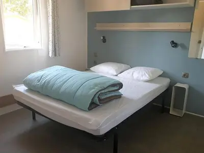 Un ou plusieurs lits dans un hébergement de l'établissement Mobil home 6 pers PMR avec terrasse à Chaillé-les-Marais - API-1-52-343