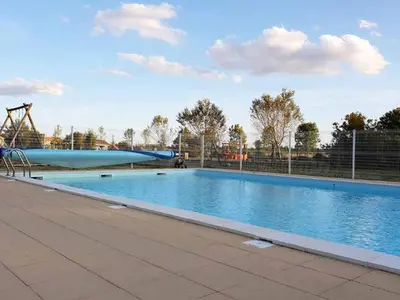 Piscine de l'établissement Mobil-home 6 pers avec terrasse à Chaillé-les-Marais - API-1-52-499 ou située à proximité