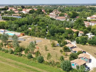 Vue panoramique sur l'établissement Mobil-home confortable avec terrasse pour 6 personnes - API-1-52-523