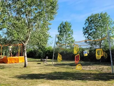 Aire de jeux pour enfants de l'établissement Mobil-home confortable avec terrasse pour 6 personnes - API-1-52-523