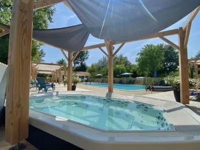 Piscine de l'établissement Chalet 48m² avec Terrasse à Coulon pour 7 personnes - API-1-52-632 ou située à proximité