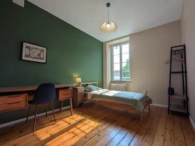 Un ou plusieurs lits dans un hébergement de l'établissement Charmante maison XIXe sur Jarnac avec 3 chambres, cour privative & parking - FR-1-653-280