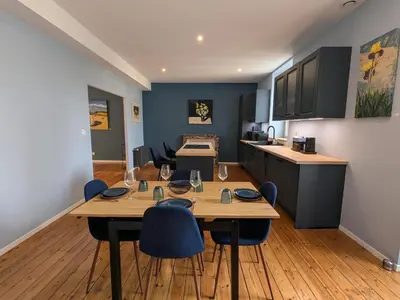 Cuisine ou kitchenette dans l'établissement Charmante maison XIXe sur Jarnac avec 3 chambres, cour privative & parking - FR-1-653-280