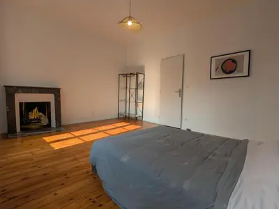 Un ou plusieurs lits dans un hébergement de l'établissement Charmante maison XIXe sur Jarnac avec 3 chambres, cour privative & parking - FR-1-653-280