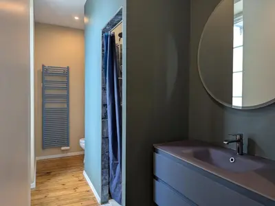 Salle de bains dans l'établissement Charmante maison XIXe sur Jarnac avec 3 chambres, cour privative & parking - FR-1-653-280