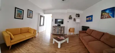 Télévision ou salle de divertissement dans l'établissement La Petite Alonnaise - maison proche plage