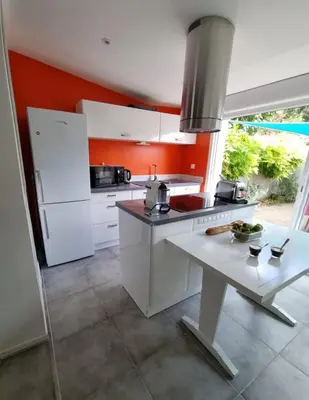 Cuisine ou kitchenette dans l'établissement La Petite Alonnaise - maison proche plage