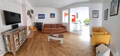Télévision ou salle de divertissement dans l'établissement La Petite Alonnaise - maison proche plage