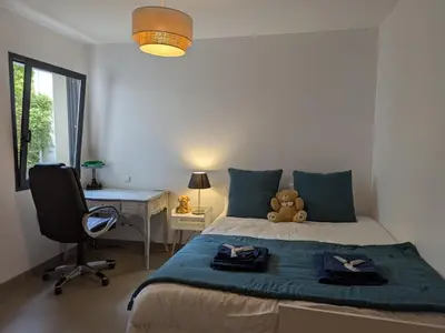 Un ou plusieurs lits dans un hébergement de l'établissement Maison élégante avec piscine privative, jardin clos et animaux admis - FR-1-653-279