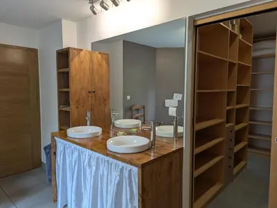 Salle de bains dans l'établissement Maison élégante avec piscine privative, jardin clos et animaux admis - FR-1-653-279