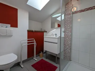 Salle de bains dans l'établissement Maison élégante avec piscine privative, jardin clos et animaux admis - FR-1-653-279