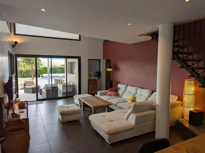 Coin salon dans l'établissement Maison élégante avec piscine privative, jardin clos et animaux admis - FR-1-653-279