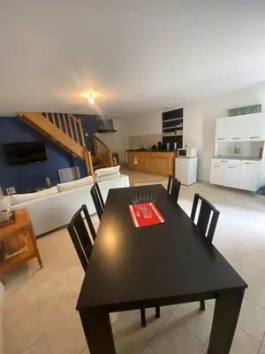 Cuisine ou kitchenette dans l'établissement Charmante Maison dans village calme
