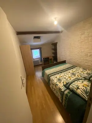 Un ou plusieurs lits dans un hébergement de l'établissement Charmante Maison dans village calme