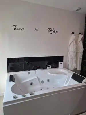 Plan de l'établissement Love Room, balnéo, lit king-size, douche XXL etc