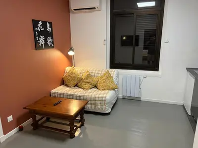 Coin salon dans l'établissement T2 cozy - clim et parking gratuit - Abbaye aux Dames