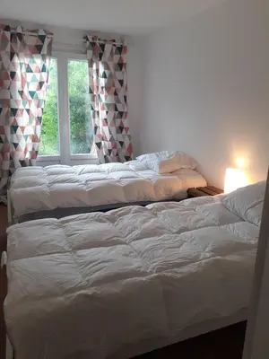 Un ou plusieurs lits dans un hébergement de l'établissement Charmante maison de ville avec le calme de la campagne