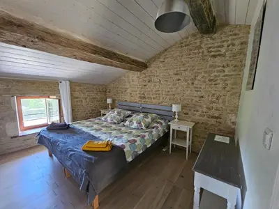 Un ou plusieurs lits dans un hébergement de l'établissement Maison Charentaise avec piscine et boulodrome
