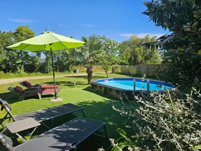 Piscine de l'établissement Maison Charentaise avec piscine et boulodrome ou située à proximité