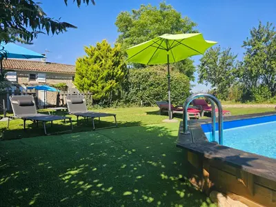 Piscine de l'établissement Maison Charentaise avec piscine et boulodrome ou située à proximité