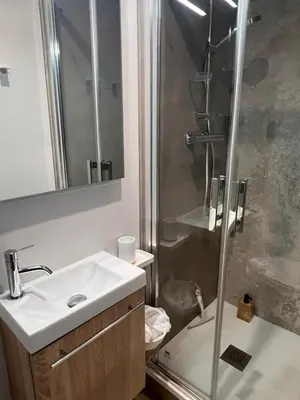 Salle de bains dans l'établissement Le Jardin Royal