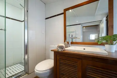 Salle de bains dans l'établissement Maison Les Rives de Fichemore - 7 chambres - Piscine