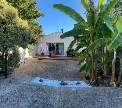 Jardin de l'établissement Maison calme avec grande chambre et salon, proche centre village & parc