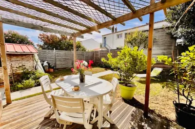 Jardin de l'établissement Spacious house in La Rochelle near the beaches
