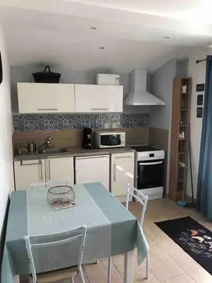 Cuisine ou kitchenette dans l'établissement Small country house
