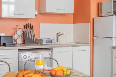 Cuisine ou kitchenette dans l'établissement Nid du marché hypercentre La Rochelle, wifi