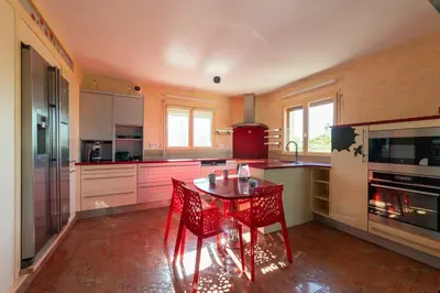 Cuisine ou kitchenette dans l'établissement La Jolie Niortaise - Avec piscine
