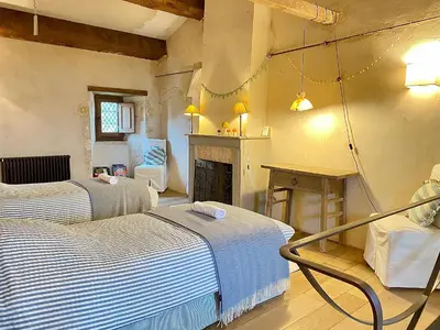 Coin salon dans l'établissement Le Cottage des Compagnons - Superbe gite atypique