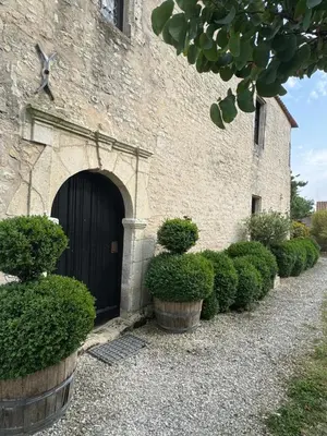 Jardin de l'établissement Le Cottage des Compagnons - Superbe gite atypique