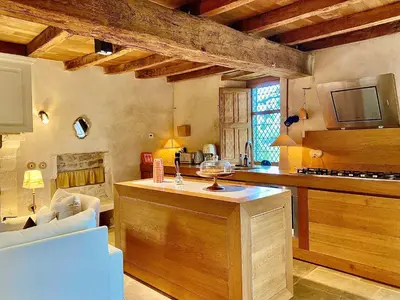 Cuisine ou kitchenette dans l'établissement Le Cottage des Compagnons - Superbe gite atypique