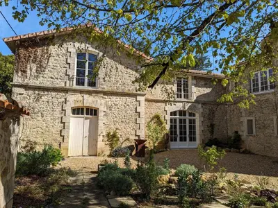 Jardin de l'établissement Charmant gîte avec piscine chauffée et Wi-Fi en pleine nature - FR-1-653-283