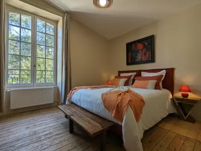 Un ou plusieurs lits dans un hébergement de l'établissement Charmant gîte avec piscine chauffée et Wi-Fi en pleine nature - FR-1-653-283