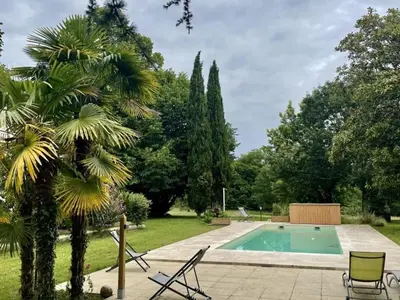 Piscine de l'établissement Charmant gîte avec piscine chauffée et Wi-Fi en pleine nature - FR-1-653-283 ou située à proximité
