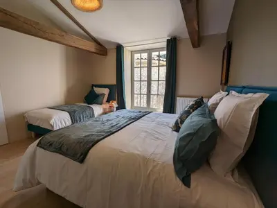 Un ou plusieurs lits dans un hébergement de l'établissement Charmant gîte avec piscine chauffée et Wi-Fi en pleine nature - FR-1-653-283