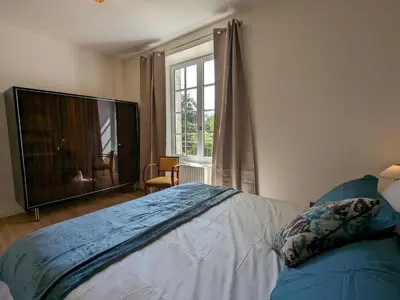 Un ou plusieurs lits dans un hébergement de l'établissement Grande maison familiale avec piscine chauffée, wifi et parking à Pranzac - FR-1-653-284