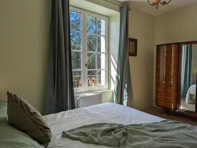 Un ou plusieurs lits dans un hébergement de l'établissement Grande maison familiale avec piscine chauffée, wifi et parking à Pranzac - FR-1-653-284
