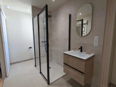 Salle de bains dans l'établissement Grande maison familiale avec piscine chauffée, wifi et parking à Pranzac - FR-1-653-284