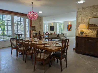 Télévision ou salle de divertissement dans l'établissement Grande maison familiale avec piscine chauffée, wifi et parking à Pranzac - FR-1-653-284