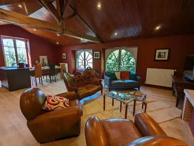 Coin salon dans l'établissement Grande maison avec piscine privée, wifi et animaux acceptés pour 15 pers. - FR-1-653-282