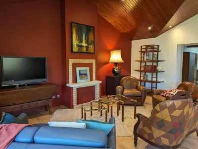 Télévision ou salle de divertissement dans l'établissement Grande maison avec piscine privée, wifi et animaux acceptés pour 15 pers. - FR-1-653-282