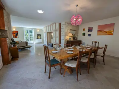 Coin salon dans l'établissement Grande maison avec piscine privée, wifi et animaux acceptés pour 15 pers. - FR-1-653-282
