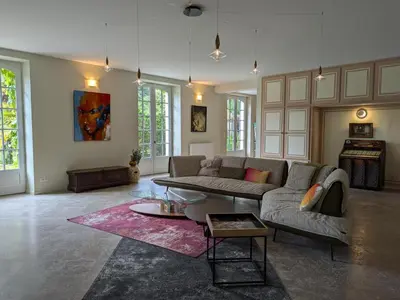 Coin salon dans l'établissement Grande maison avec piscine privée, wifi et animaux acceptés pour 15 pers. - FR-1-653-282