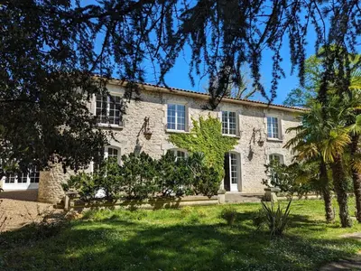 Jardin de l'établissement Grande maison avec piscine privée, wifi et animaux acceptés pour 15 pers. - FR-1-653-282