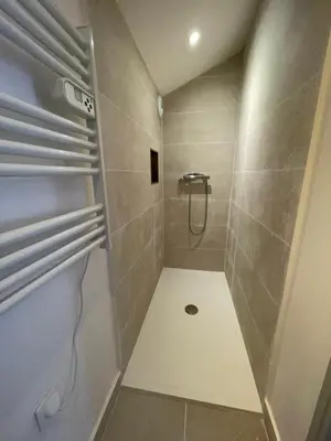Salle de bains dans l'établissement Gîte De la Cour au Grenier 2
